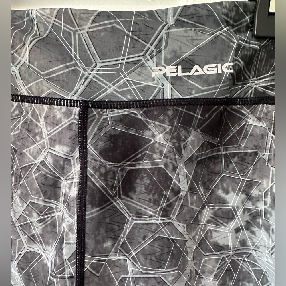 Pelagic Black & Gray Capri Hex Leggings, Size Medium - Picture 6 of 11